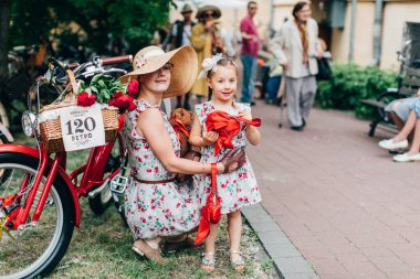 Retro cruise 2018, Ukrayna Kiev, Ukrayna - Mayıs 13: Bisiklet Retro vintage giyim katılan kişi cruise 13 Mayıs 2018 üzerinde Kiev, Ukrayna