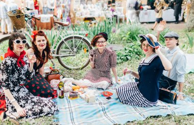 Retro cruise 2018, Ukrayna Kiev, Ukrayna - Mayıs 13: Bisiklet Retro vintage giyim katılan kişi cruise 13 Mayıs 2018 üzerinde Kiev, Ukrayna