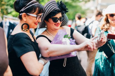 Retro cruise 2018, Ukrayna Kiev, Ukrayna - Mayıs 13: Bisiklet Retro vintage giyim katılan kişi cruise 13 Mayıs 2018 üzerinde Kiev, Ukrayna