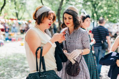 Retro cruise 2018, Ukrayna Kiev, Ukrayna - Mayıs 13: Bisiklet Retro vintage giyim katılan kişi cruise 13 Mayıs 2018 üzerinde Kiev, Ukrayna