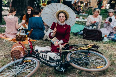 Retro cruise 2018, Ukrayna Kiev, Ukrayna - Mayıs 13: Bisiklet Retro vintage giyim katılan kişi cruise 13 Mayıs 2018 üzerinde Kiev, Ukrayna