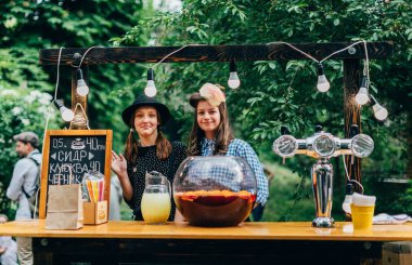 Retro cruise 2018, Ukrayna Kiev, Ukrayna - Mayıs 13: Bisiklet Retro vintage giyim katılan kişi cruise 13 Mayıs 2018 üzerinde Kiev, Ukrayna