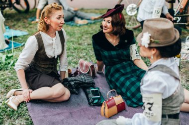 Retro cruise 2018, Ukrayna Kiev, Ukrayna - Mayıs 13: Bisiklet Retro vintage giyim katılan kişi cruise 13 Mayıs 2018 üzerinde Kiev, Ukrayna