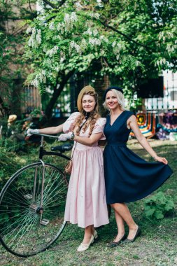 Retro cruise 2018, Ukrayna Kiev, Ukrayna - Mayıs 13: Bisiklet Retro vintage giyim katılan kişi cruise 13 Mayıs 2018 üzerinde Kiev, Ukrayna