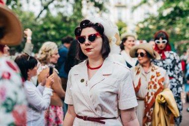 Retro cruise 2018, Ukrayna Kiev, Ukrayna - Mayıs 13: Bisiklet Retro vintage giyim katılan kişi cruise 13 Mayıs 2018 üzerinde Kiev, Ukrayna