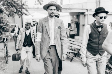 Retro cruise 2018, Ukrayna Kiev, Ukrayna - Mayıs 13: Bisiklet Retro vintage giyim katılan kişi cruise 13 Mayıs 2018 üzerinde Kiev, Ukrayna