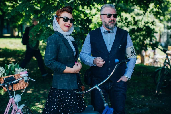 Retro cruise 2018, Ukrayna Kiev, Ukrayna - Mayıs 13: Bisiklet Retro vintage giyim katılan kişi cruise 13 Mayıs 2018 üzerinde Kiev, Ukrayna