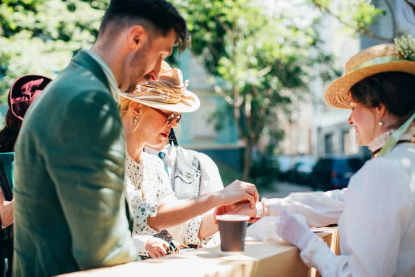 Retro cruise 2018, Ukrayna Kiev, Ukrayna - Mayıs 13: Bisiklet Retro vintage giyim katılan kişi cruise 13 Mayıs 2018 üzerinde Kiev, Ukrayna