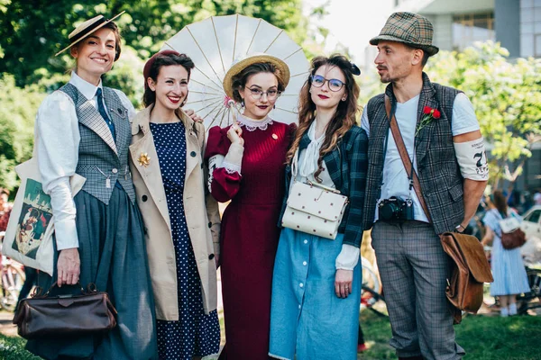 Retro cruise 2018, Ukrayna Kiev, Ukrayna - Mayıs 13: Bisiklet Retro vintage giyim katılan kişi cruise 13 Mayıs 2018 üzerinde Kiev, Ukrayna