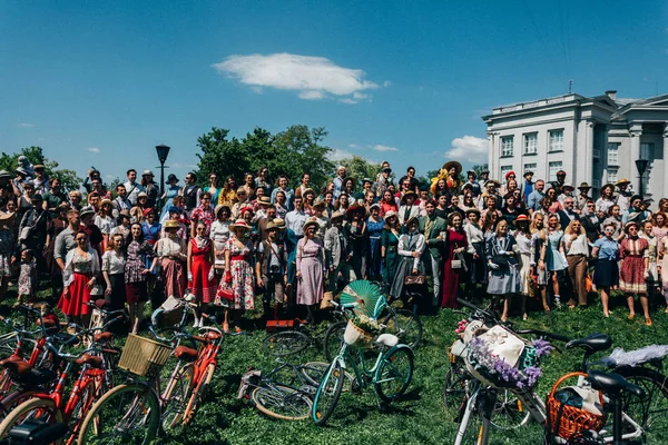 Retro cruise 2018, Ukrayna Kiev, Ukrayna - Mayıs 13: Bisiklet Retro vintage giyim katılan kişi cruise 13 Mayıs 2018 üzerinde Kiev, Ukrayna