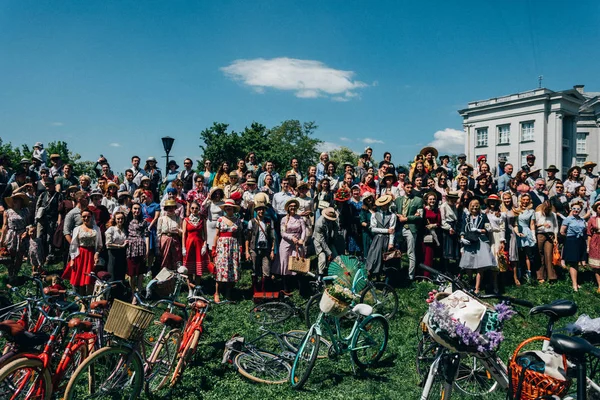 Retro cruise 2018, Ukrayna Kiev, Ukrayna - Mayıs 13: Bisiklet Retro vintage giyim katılan kişi cruise 13 Mayıs 2018 üzerinde Kiev, Ukrayna