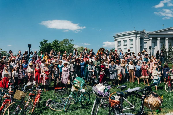Retro cruise 2018, Ukrayna Kiev, Ukrayna - Mayıs 13: Bisiklet Retro vintage giyim katılan kişi cruise 13 Mayıs 2018 üzerinde Kiev, Ukrayna