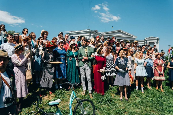 Retro cruise 2018, Ukrayna Kiev, Ukrayna - Mayıs 13: Bisiklet Retro vintage giyim katılan kişi cruise 13 Mayıs 2018 üzerinde Kiev, Ukrayna