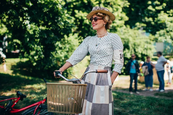 Retro cruise 2018, Ukrayna Kiev, Ukrayna - Mayıs 13: Bisiklet Retro vintage giyim katılan kişi cruise 13 Mayıs 2018 üzerinde Kiev, Ukrayna