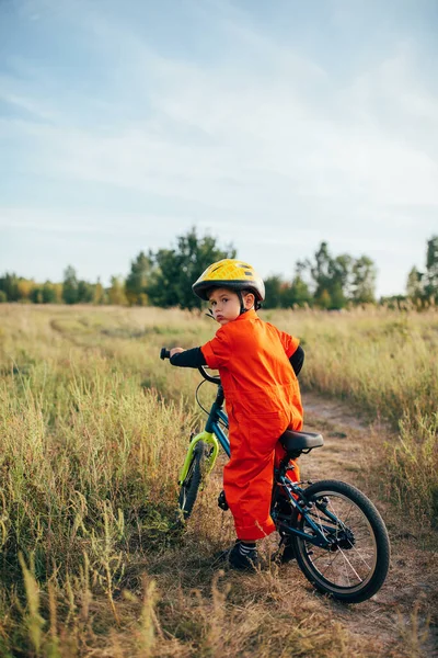 Bambino Casco Bicicletta All Aperto — Foto Stock