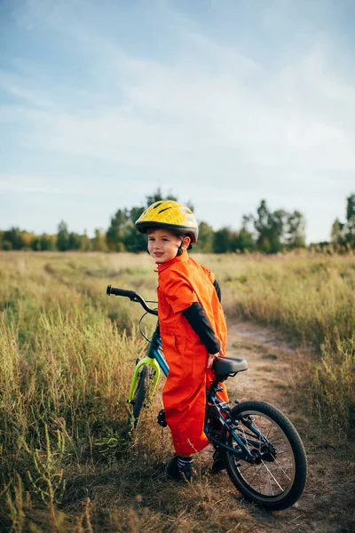 Маленький Хлопчик Шоломі Їде Велосипеді Відкритому Повітрі — стокове фото