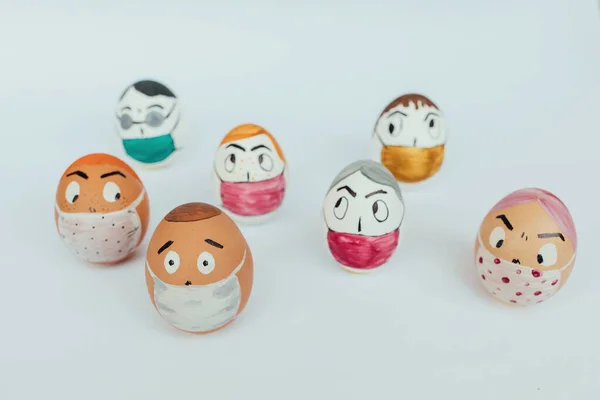 Kompozycja Wielkanocna Jajkami Której Narysowane Śmieszne Twarze Maską Medyczną Białym — Zdjęcie stockowe