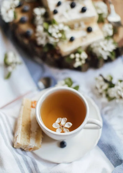 Pastel Dulce Con Bayas Frescas Flores Primavera Plato Madera Taza — Foto de Stock