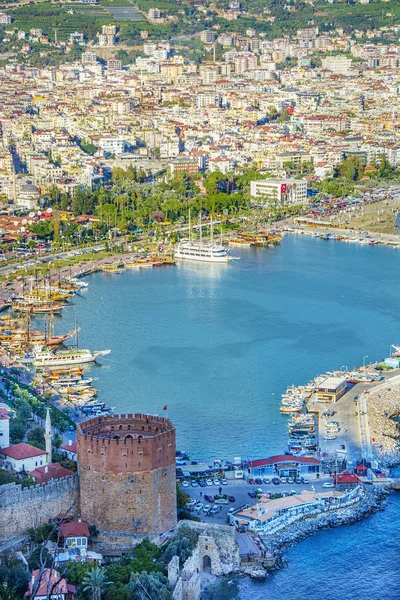 著名的旅游目的地。在阿拉尼亚半岛，安塔利亚区，土耳其，亚洲的克孜尔酷乐 （红塔）. — 图库照片