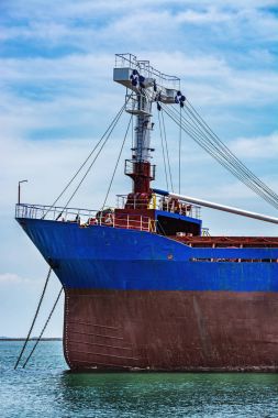 Ticaret konteyner gemisi ve mavi gökyüzü