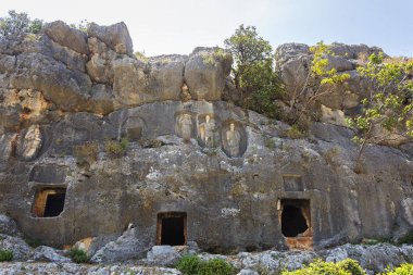 Adamkayalar, (kelimenin tam anlamıyla 