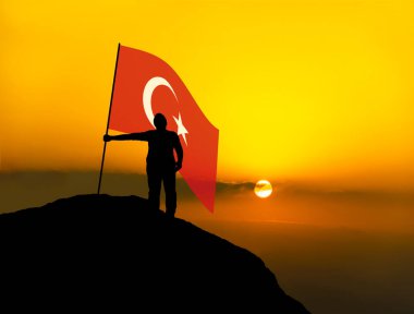 dağ tepe üstüne Türkiye bayrağı sallayarak siluet adam kazanan