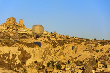 Cappadocia görünümü ve sıcak hava balonu