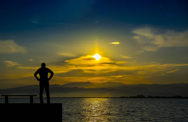 Silhouet Eenzame Man Kijken Van Zee Bij Zonsondergang — Stockfoto