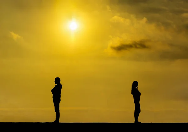 Silhouette Üzgün Kız Adam Birbirlerine Çift Kıracak — Stok fotoğraf