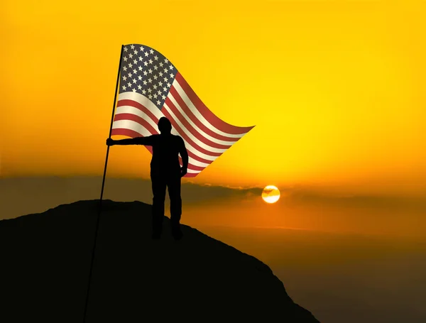 Silhouette Man Gewinner Schwenkt Uns Flagge Auf Dem Gipfel Des — Stockfoto