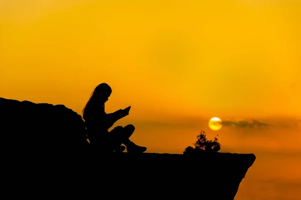 Silhueta Menina Lendo Livro Pôr Sol — Fotografia de Stock