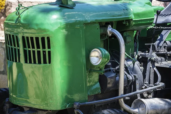 Viejo Tractor Granja Verde —  Fotos de Stock