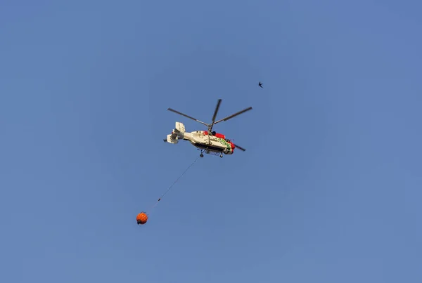 Elicottero Antincendio Porta Acqua Combattere Con Fuoco Cestino Arancione Con — Foto Stock