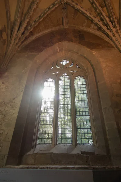 Sole che splende dalla finestra della Cattedrale di Dunkeld — Foto Stock