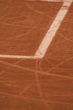 bir Tenis Kortu satırlarında