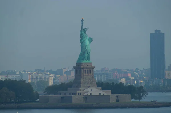 纽约地平线前的自由女神像 — 图库照片