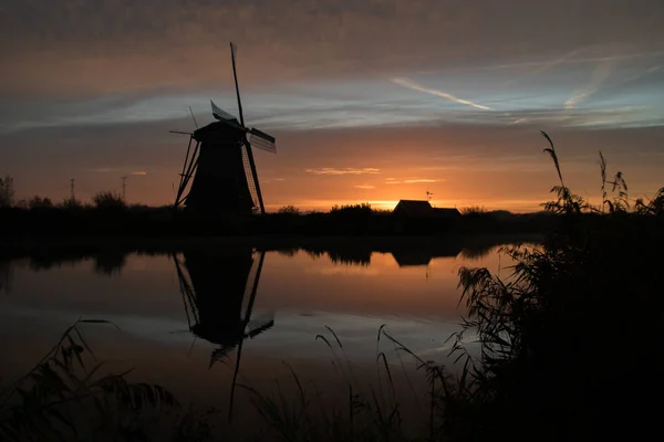 Ανεμόμυλοι Στο Νερό Ηλιοβασίλεμα Στο Kinderdijk Ολλανδία — Φωτογραφία Αρχείου