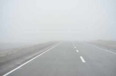 Carretera con niebla en el desierto. Norte Chico, Peru.