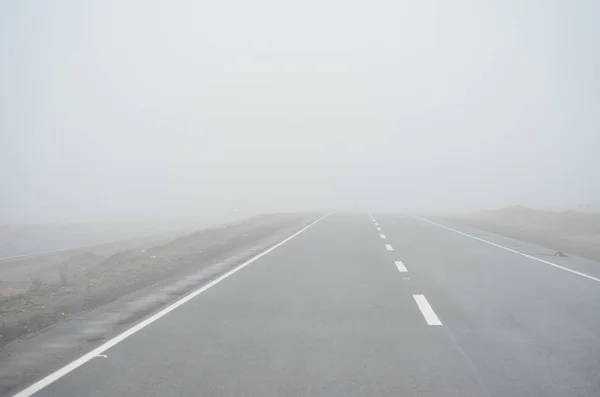 Carretera con niebla en el desierto. Norte Chico, Peru.