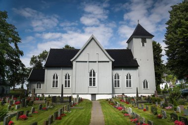 Norveç'te kilise / kilise Norveç'te güneşli havalarda ve mavi Kayak