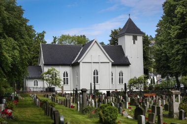 Norveç'te kilise / kilise Norveç'te güneşli havalarda ve mavi Kayak
