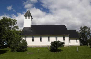 Norveç'te kilise / kilise Norveç'te güneşli havalarda ve mavi Kayak