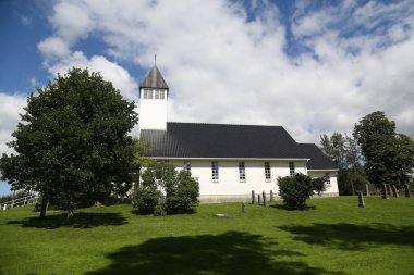 Norveç'te kilise / kilise Norveç'te güneşli havalarda ve mavi Kayak