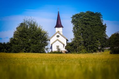 Norveç'te kilise / kilise Norveç'te güneşli havalarda ve mavi Kayak