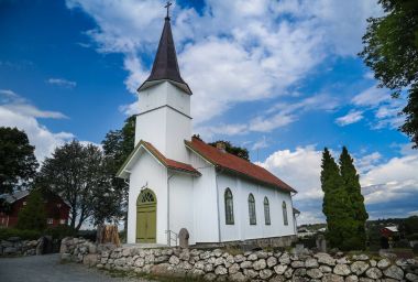 Norveç'te kilise / kilise Norveç'te güneşli havalarda ve mavi Kayak