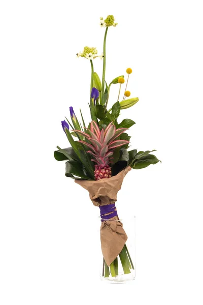 Bir buket tropik çiçek.