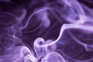 Siyah arka plan üzerine mor soyut