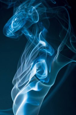 Siyah arkaplanda mavi duman