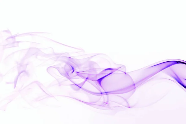 Фиолетовый дым на белом фоне — стоковое фото