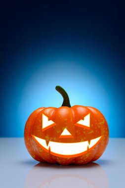 Cadılar Bayramı Balkabağı korkunç kupa ile